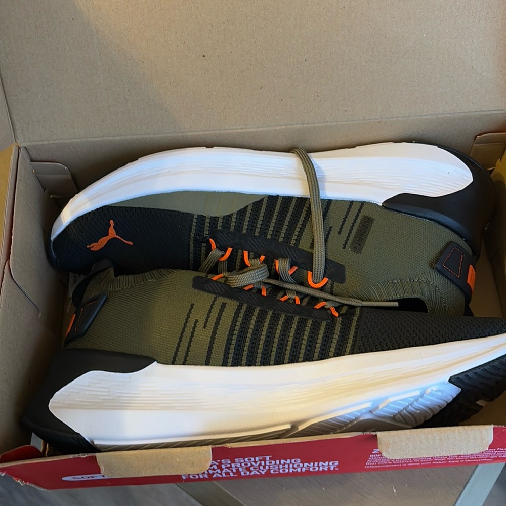 MENS 9.5 BRAND NEW PUMA SNEAKER NEVER WORN!!!